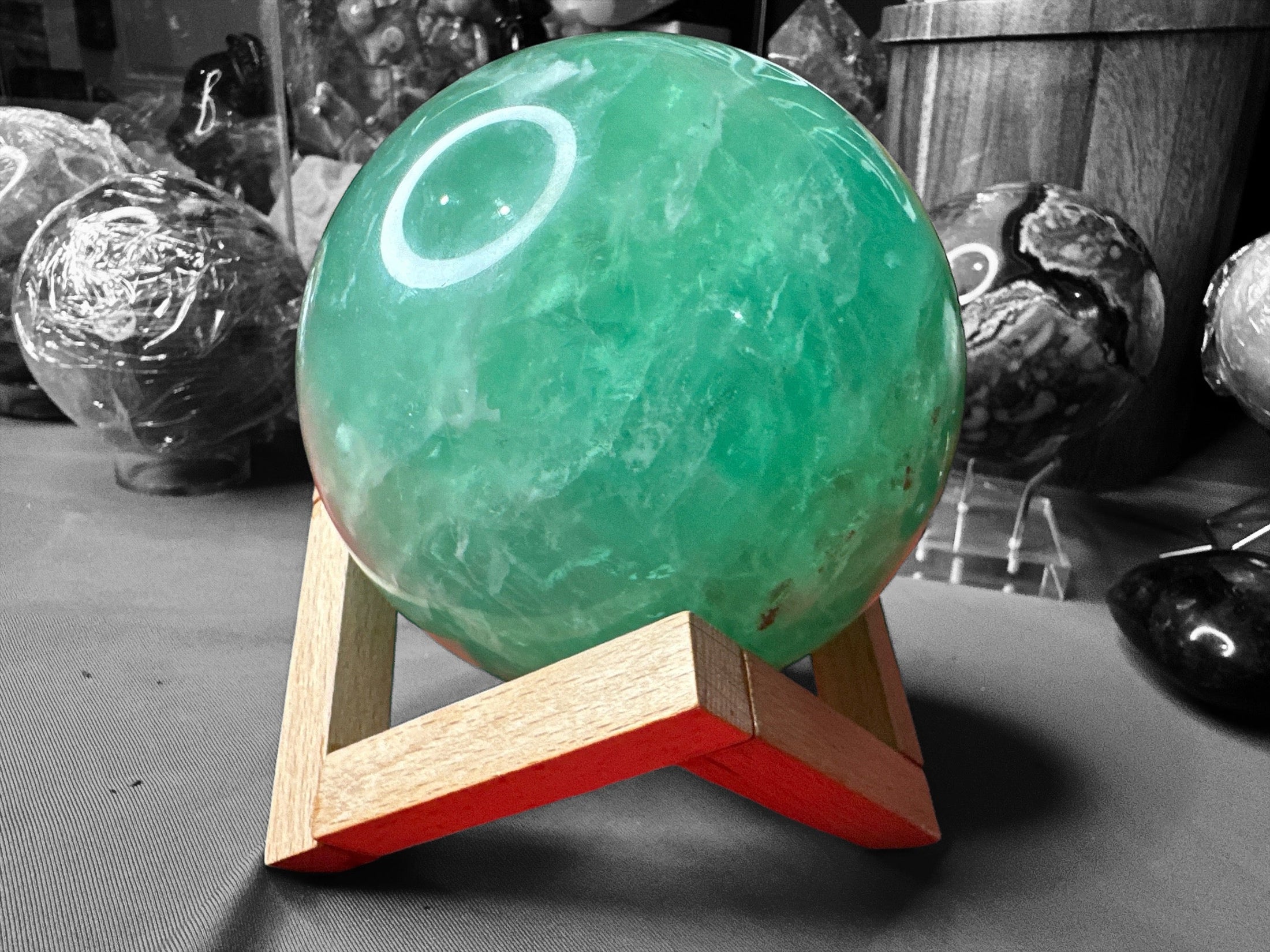 Green Fluorite Sphere 2,539g - REIKI LUNAS, CRAFTS & ARTISAN